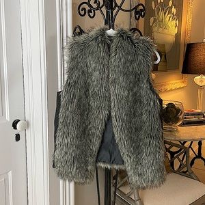 The Limited Vest Womens Medium Large Gray Faux Fur Casual Outdoors Ladies
